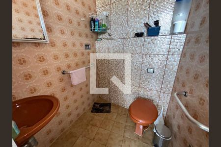 Casa à venda com 373m², 3 quartos e 3 vagasBanheiro da área de serviço