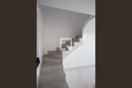 Escada de casa à venda com 3 quartos, 95m² em Planalto, Belo Horizonte