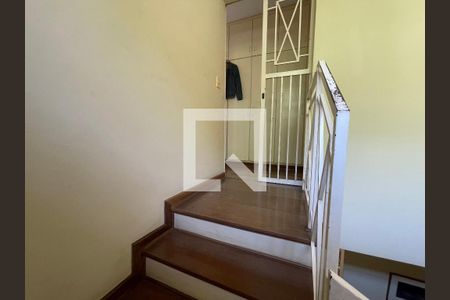 Casa para alugar com 700m², 5 quartos e 5 vagas Casa para alugar com 700m², 5 quartos e 5 vagasEscada