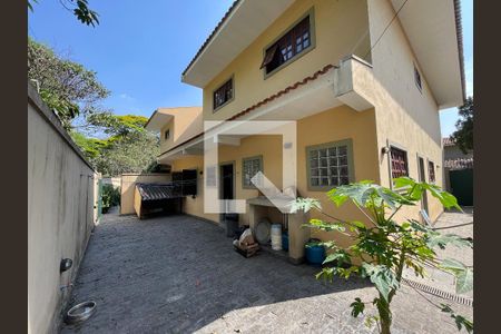 Casa para alugar com 700m², 5 quartos e 5 vagas Casa para alugar com 700m², 5 quartos e 5 vagaslateral da casa