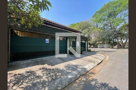 Casa para alugar com 700m², 5 quartos e 5 vagas Casa para alugar com 700m², 5 quartos e 5 vagasFachada