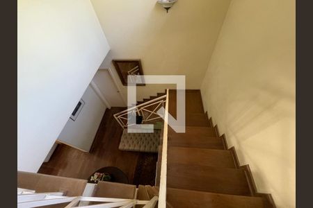 Casa para alugar com 700m², 5 quartos e 5 vagas Casa para alugar com 700m², 5 quartos e 5 vagasEscada