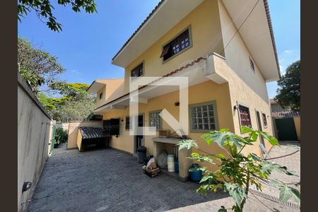 Casa para alugar com 700m², 5 quartos e 5 vagas Casa para alugar com 700m², 5 quartos e 5 vagasLateral da casa