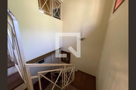 Casa para alugar com 700m², 5 quartos e 5 vagas Casa para alugar com 700m², 5 quartos e 5 vagasEscada