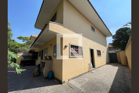Casa para alugar com 700m², 5 quartos e 5 vagas Casa para alugar com 700m², 5 quartos e 5 vagasLateral da casa