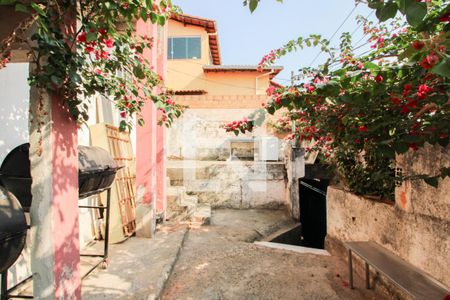 Casa à venda com 218m², 4 quartos e 1 vaga Casa à venda com 218m², 4 quartos e 1 vagaQuintal