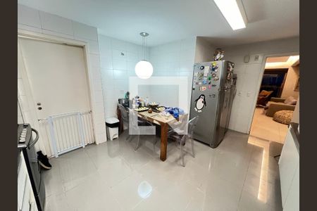 Apartamento para alugar com 220m², 4 quartos e 4 vagas Apartamento para alugar com 220m², 4 quartos e 4 vagasCozinha