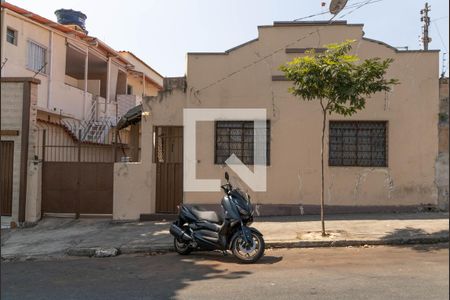 Casa à venda com 182m², 2 quartos e 1 vaga Casa à venda com 182m², 2 quartos e 1 vagaFachada
