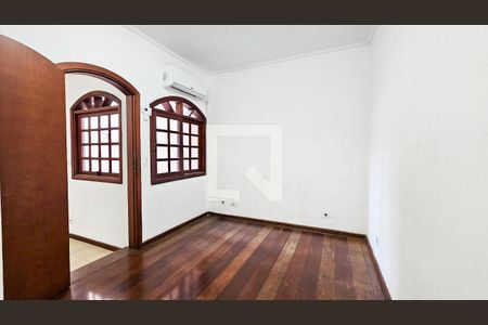 Casa à venda com 140m², 4 quartos e 2 vagasSuite
