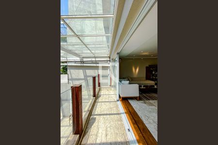 Casa à venda com 387m², 4 quartos e 7 vagasVaranda da Sala 3