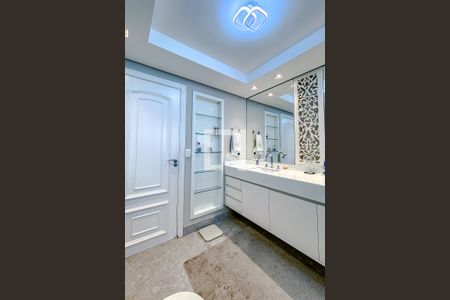 Casa à venda com 387m², 4 quartos e 7 vagasBanheiro da Suíte 1