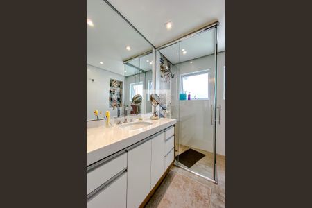 Casa à venda com 387m², 4 quartos e 7 vagasBanheiro da Suíte 2