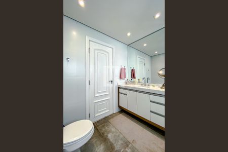 Casa à venda com 387m², 4 quartos e 7 vagasBanheiro da Suíte 2