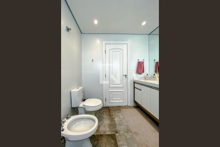 Casa à venda com 387m², 4 quartos e 7 vagasBanheiro da Suíte 2