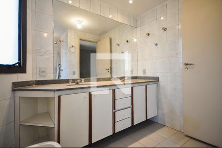 Apartamento à venda com 139m², 3 quartos e 2 vagas Apartamento à venda com 139m², 3 quartos e 2 vagasBanheiro Suíte 1