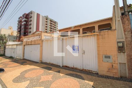 Casa à venda com 100m², 2 quartos e 4 vagas Casa à venda com 100m², 2 quartos e 4 vagasFachada