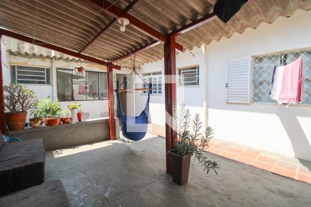 Casa à venda com 100m², 2 quartos e 4 vagas Casa à venda com 100m², 2 quartos e 4 vagasÁrea externa