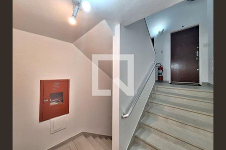 Apartamento à venda com 75m², 2 quartos e sem vagaEscada