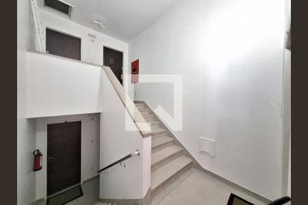 Apartamento à venda com 75m², 2 quartos e sem vagaEscada