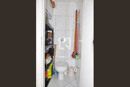 Apartamento à venda com 69m², 2 quartos e 1 vagaDetalhe - Banheiro da Área de Serviço