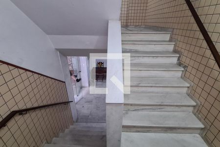 Apartamento à venda com 56m², 2 quartos e 1 vaga Apartamento à venda com 56m², 2 quartos e 1 vagaEscada
