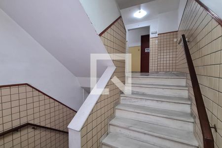 Apartamento à venda com 56m², 2 quartos e 1 vaga Apartamento à venda com 56m², 2 quartos e 1 vagaEscada