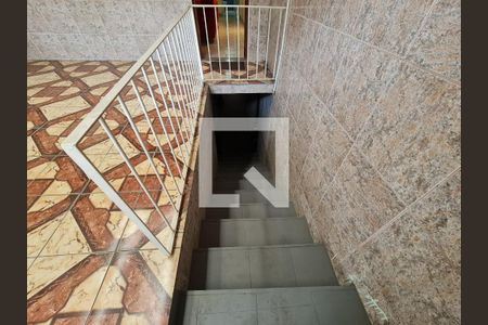 Casa à venda com 150m², 4 quartos e 1 vaga Casa à venda com 150m², 4 quartos e 1 vagaEscada acesso a despensa