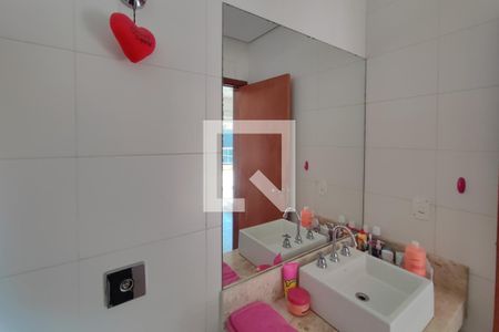 Casa de condomínio à venda com 360m², 4 quartos e 6 vagas Casa de condomínio à venda com 360m², 4 quartos e 6 vagasBanheiro Suíte