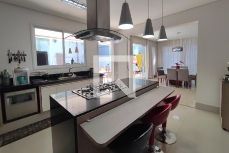 Casa de condomínio à venda com 360m², 4 quartos e 6 vagas Casa de condomínio à venda com 360m², 4 quartos e 6 vagasCozinha