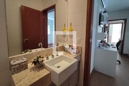 Casa de condomínio à venda com 360m², 4 quartos e 6 vagas Casa de condomínio à venda com 360m², 4 quartos e 6 vagasBanheiro Suíte 2