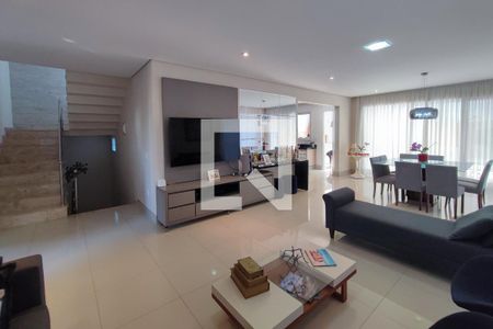 Casa de condomínio à venda com 360m², 4 quartos e 6 vagas Casa de condomínio à venda com 360m², 4 quartos e 6 vagasSala de Estar