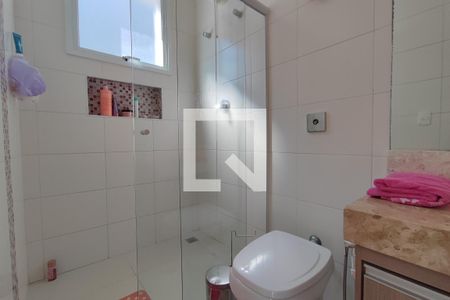 Casa de condomínio à venda com 360m², 4 quartos e 6 vagas Casa de condomínio à venda com 360m², 4 quartos e 6 vagasBanheiro Suíte