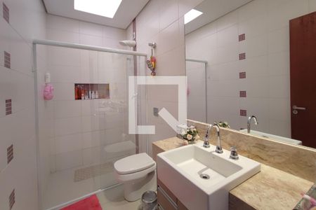 Casa de condomínio à venda com 360m², 4 quartos e 6 vagas Casa de condomínio à venda com 360m², 4 quartos e 6 vagasBanheiro Suíte 2