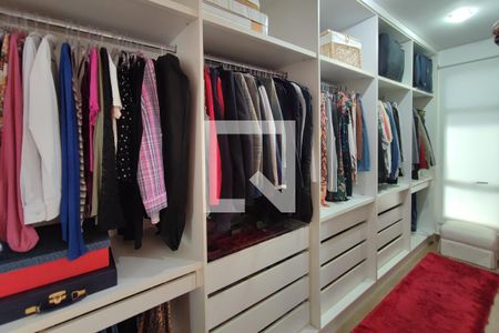 Casa de condomínio à venda com 360m², 4 quartos e 6 vagas Casa de condomínio à venda com 360m², 4 quartos e 6 vagasCloset da suíte 3