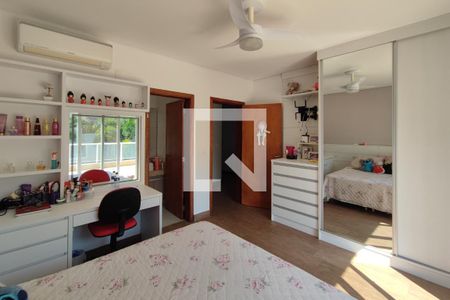 Casa de condomínio à venda com 360m², 4 quartos e 6 vagas Casa de condomínio à venda com 360m², 4 quartos e 6 vagasQuarto Suíte