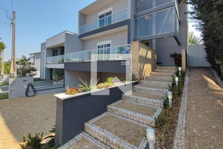 Casa de condomínio à venda com 360m², 4 quartos e 6 vagas Casa de condomínio à venda com 360m², 4 quartos e 6 vagasFachada