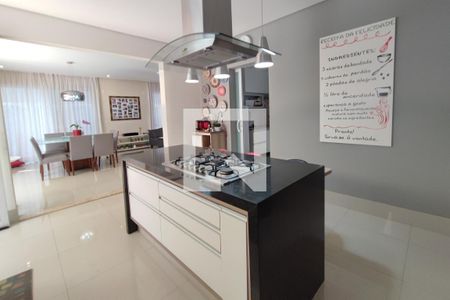 Casa de condomínio à venda com 360m², 4 quartos e 6 vagas Casa de condomínio à venda com 360m², 4 quartos e 6 vagasCozinha
