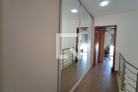 Casa de condomínio à venda com 360m², 4 quartos e 6 vagas Casa de condomínio à venda com 360m², 4 quartos e 6 vagasCorredor - Quartos