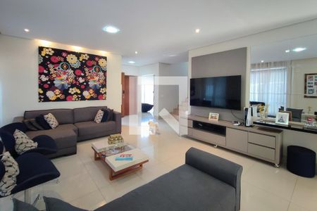 Casa de condomínio à venda com 360m², 4 quartos e 6 vagas Casa de condomínio à venda com 360m², 4 quartos e 6 vagasSala de Estar