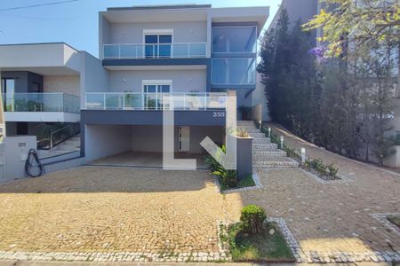 Casa de condomínio à venda com 360m², 4 quartos e 6 vagas Casa de condomínio à venda com 360m², 4 quartos e 6 vagasFachada