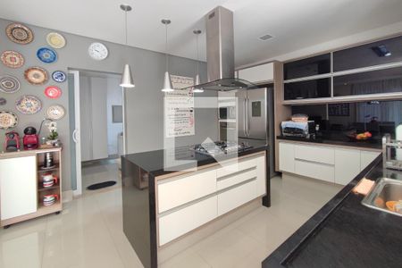 Casa de condomínio à venda com 360m², 4 quartos e 6 vagas Casa de condomínio à venda com 360m², 4 quartos e 6 vagasCozinha