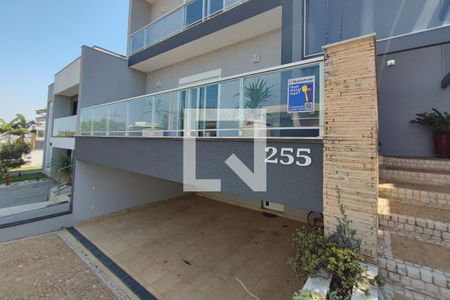 Casa de condomínio à venda com 360m², 4 quartos e 6 vagas Casa de condomínio à venda com 360m², 4 quartos e 6 vagasPLACA INSTALADA NA FACHADA