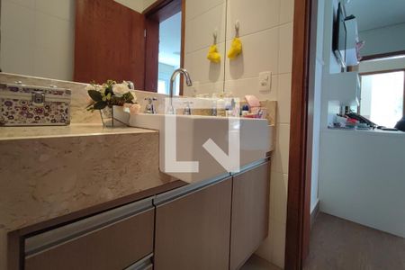 Casa de condomínio à venda com 360m², 4 quartos e 6 vagas Casa de condomínio à venda com 360m², 4 quartos e 6 vagasBanheiro Suíte 2