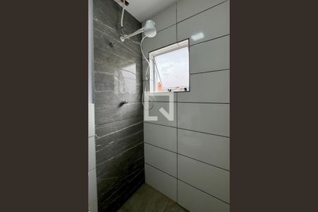 Banheiro de kitnet/studio para alugar com 1 quarto, 25m² em Parque Viana, Barueri