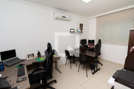 Casa à venda com 229m², 4 quartos e 5 vagas Casa à venda com 229m², 4 quartos e 5 vagasEscritório