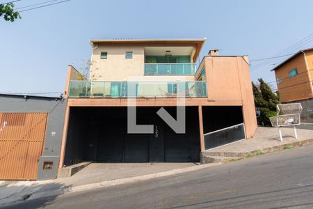 Casa à venda com 229m², 4 quartos e 5 vagas Casa à venda com 229m², 4 quartos e 5 vagasFachada e Lojas