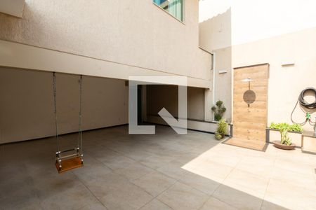 Casa à venda com 229m², 4 quartos e 5 vagas Casa à venda com 229m², 4 quartos e 5 vagasGaragem e ducha