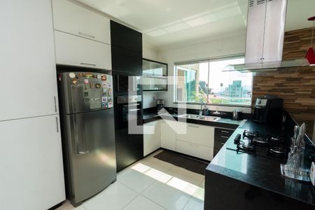 Casa à venda com 229m², 4 quartos e 5 vagas Casa à venda com 229m², 4 quartos e 5 vagasCozinha