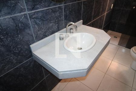 Casa à venda com 240m², 4 quartos e 4 vagasBanheiro 2