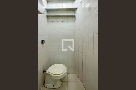 Banheiro de serviço de apartamento para alugar com 3 quartos, 110m² em Copacabana, Rio de Janeiro